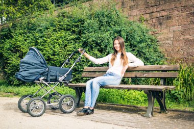 Genç anne ile bebek arabası park