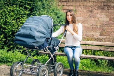 Genç anne ile bebek arabası park