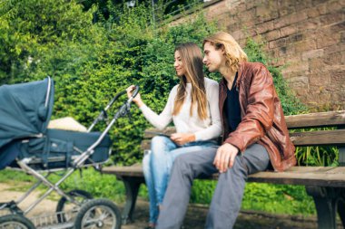Anne ile bebek arabası park