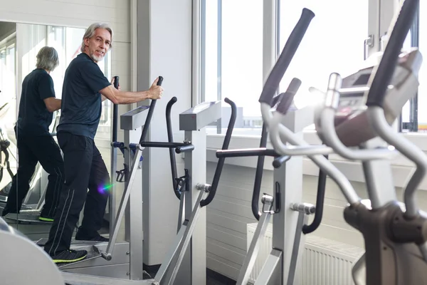 Senior kaukasischer Mann arbeitet aus — Stockfoto