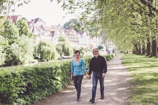 Üst düzey çift bir parkı ile yürüyüş