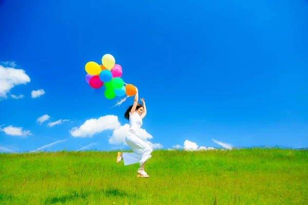 Žena s barevnými balónky — Stock fotografie