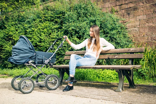 Genç anne ile bebek arabası park