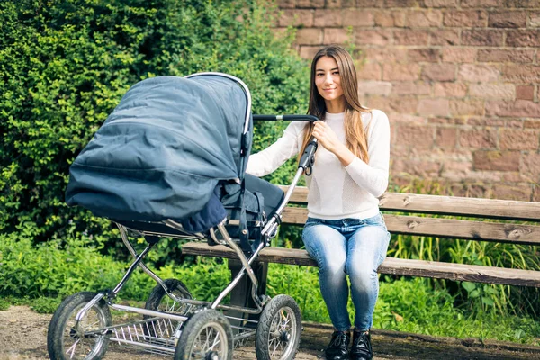 Genç anne ile bebek arabası park