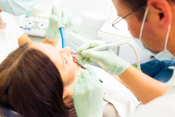 若い女性の歯科医で治療を取得 — ストック写真
