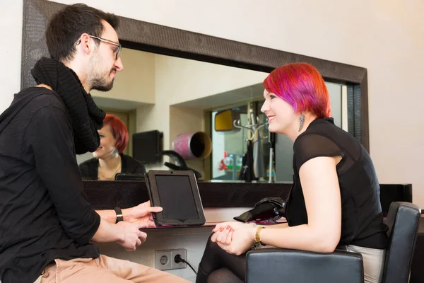 Au salon de coiffure — Photo