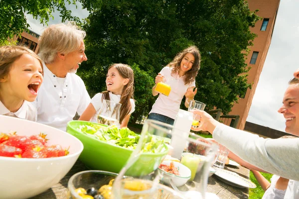 Große Familie beim Picknick im Garten — Stockfoto