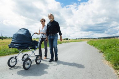 Dedesi Granchild ile bir yürüyüş için gidiyor