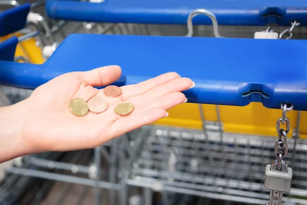 Kunde fehlt die richtige Münze für den Einkaufswagen — Stockfoto