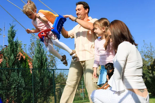 Família brincando no jardim — Fotografia de Stock