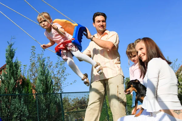 Família brincando no jardim — Fotografia de Stock