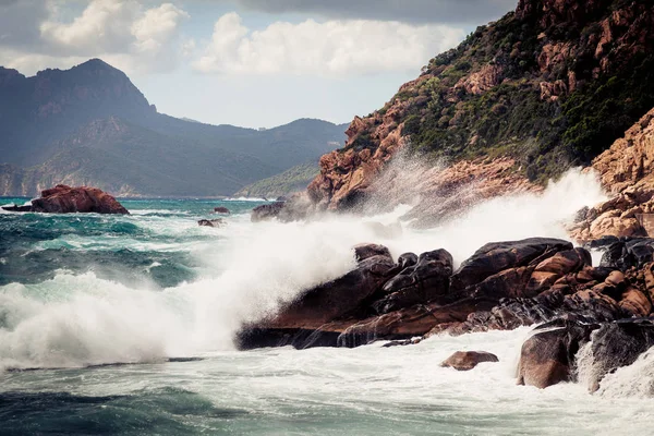 Violent Waves Splashing Against Corsicas Coast — Stock Photo, Image