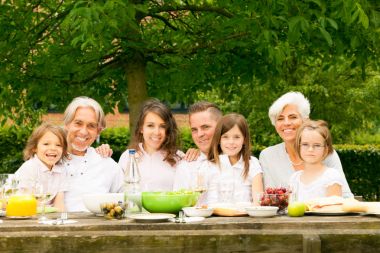 Büyük aile içinde belgili tanımlık Bahçe piknik
