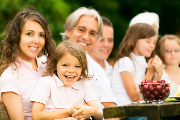 Grande família ter um piquenique no jardim — Fotografia de Stock