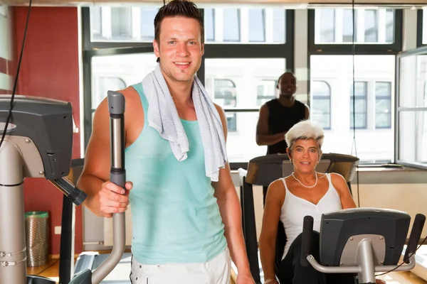 Junge und reife Menschen in der Turnhalle — Stockfoto