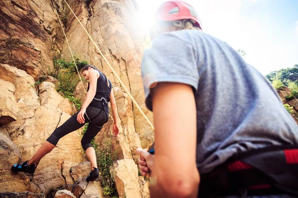 Escaladores jóvenes Escalada en roca —  Fotos de Stock