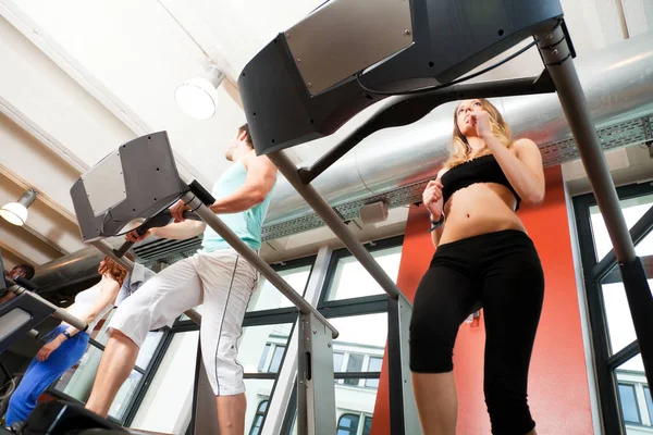 Jóvenes en el gimnasio — Foto de Stock