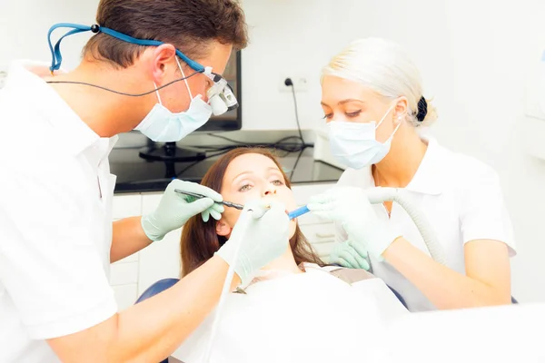 Mujer joven en el dentista — Foto de Stock