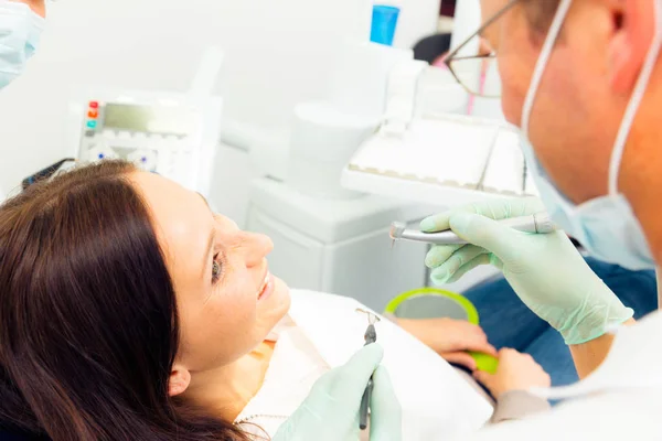 Mujer joven en el dentista — Foto de Stock