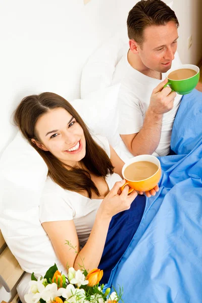 Ζευγάρι τρώει πρωινό στο κρεβάτι — Φωτογραφία Αρχείου