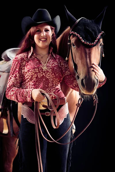 Пастушка с ее лошадь — стоковое фото