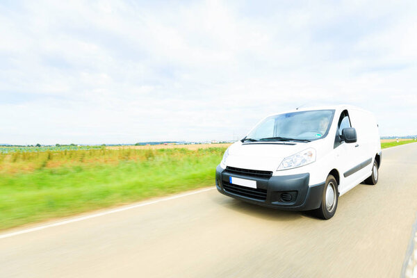 Грузовой фургон на шоссе
