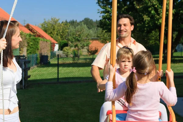 Família brincando no jardim — Fotografia de Stock