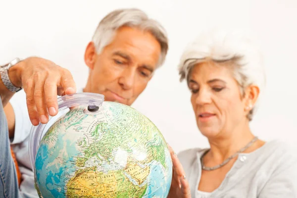Seniorenpaar plant Weltreise — Stockfoto