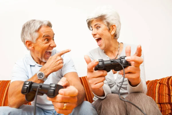 Couple aîné jouant à des jeux informatiques — Photo