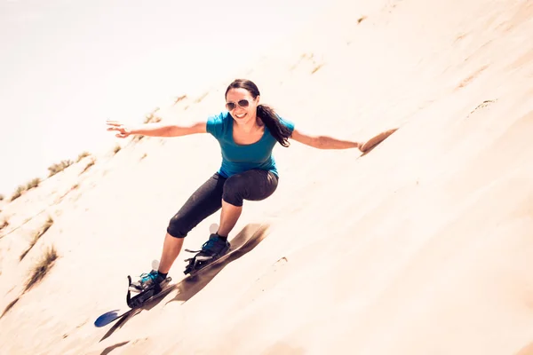 Sandboard turístico en el desierto — Foto de Stock