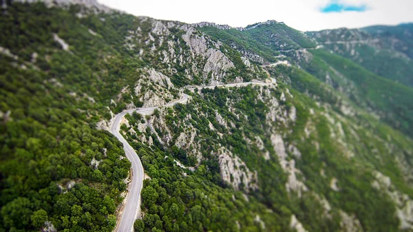 Estrada de país sinuosa em montanhas sardinias — Fotografia de Stock