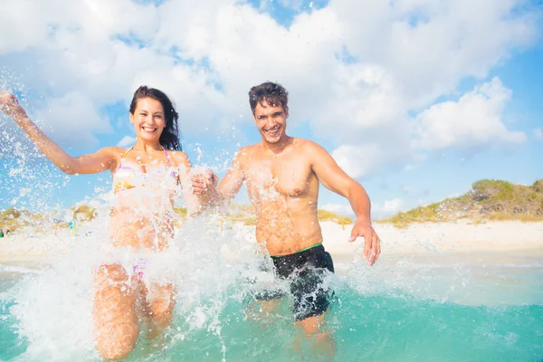 Genç çift denizde eğleniyor