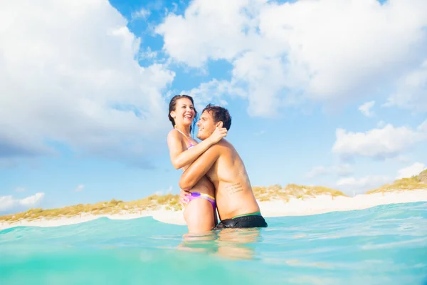 Fiatal pár szórakozik a tengeren — Stock Fotó