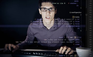 Genç programcı sinirli