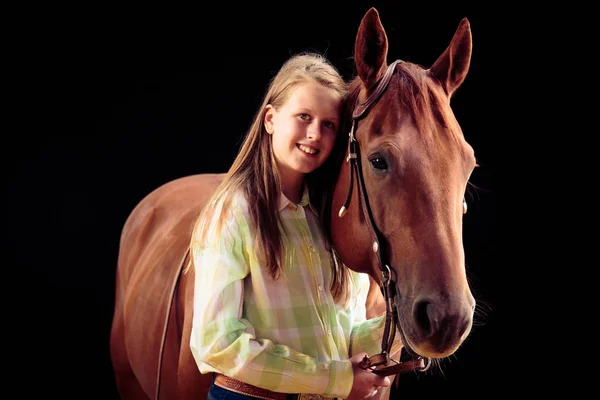 Молодая ковбойша с лошадью — стоковое фото