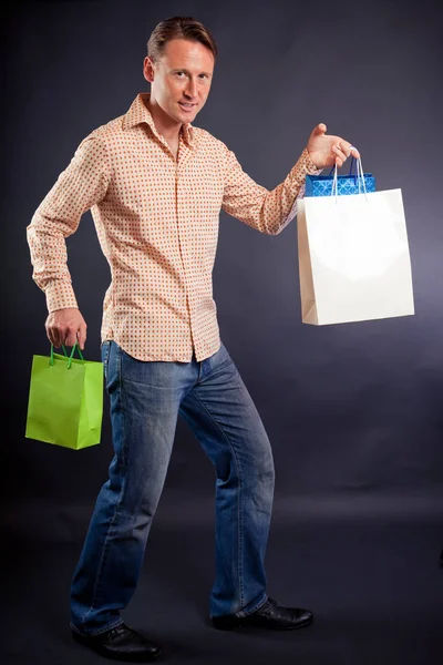 Jonge Man genieten van zijn aanval van koopwoede — Stockfoto