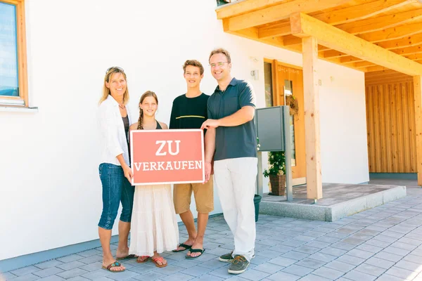 Niemiecka rodzina sprzedaży domu — Zdjęcie stockowe