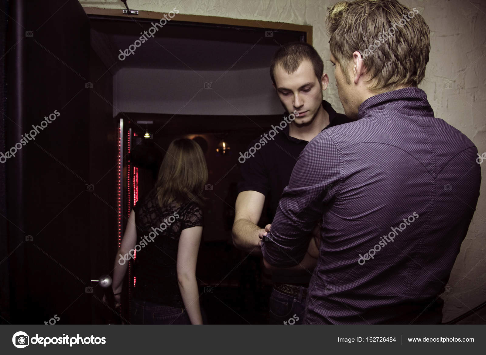 голубая вечеринка. парень в клубе. вечеринка натуралов. парни натуралы на тусовке. парень в клубе.