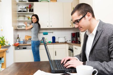 Evden çalışan bir iş adamı.