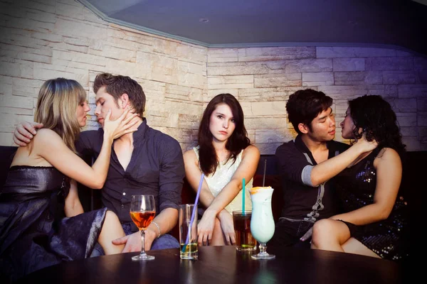 Parejas besándose en un club nocturno —  Fotos de Stock