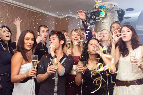 若者たちが、新しい年のパーティー — ストック写真
