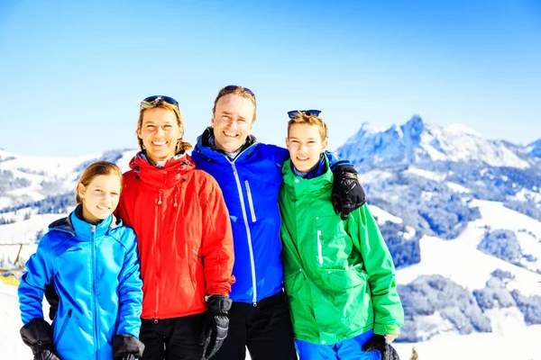 Família de quatro nos alpes austríacos — Fotografia de Stock