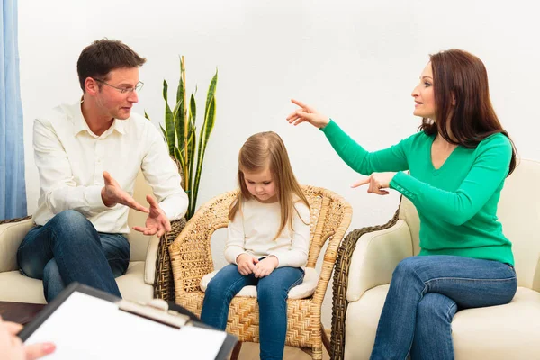 Familia viendo a un psicoterapeuta — Foto de Stock