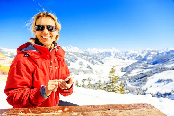 Reife Frau mit Smartphone — Stockfoto