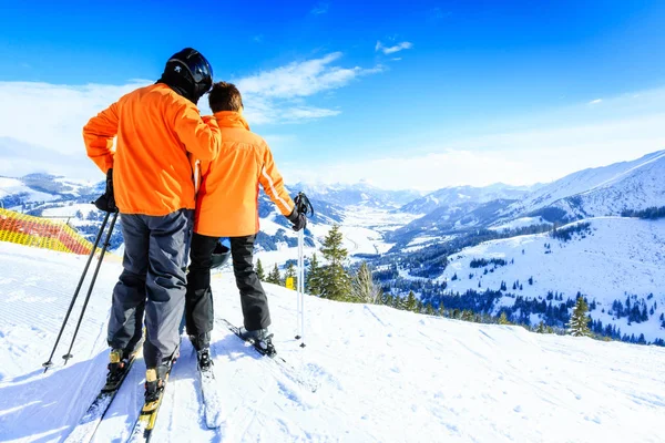 Seniorenpaar beim Skifahren — Stockfoto