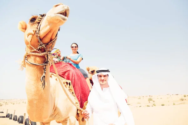 Arabe homme et touriste équitation un chameau — Photo