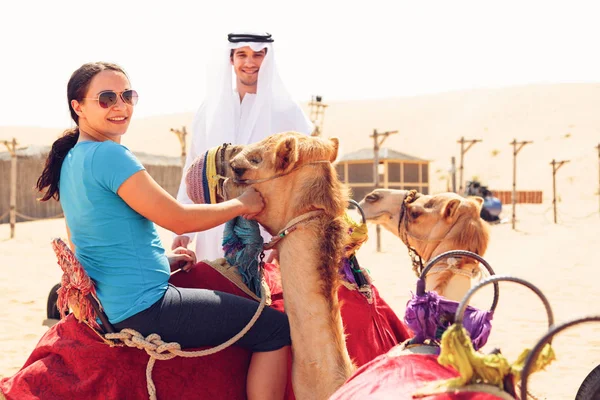 Arabe homme et touriste équitation un chameau — Photo