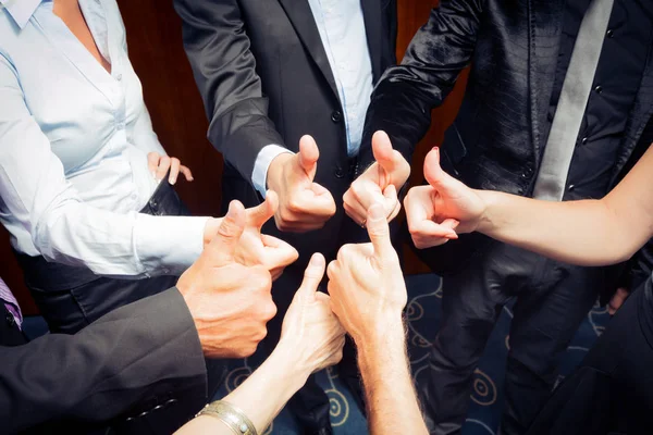 Equipe de negócios fazendo um polegar para cima — Fotografia de Stock