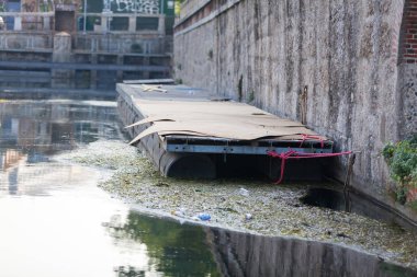 Darsena içinde yüzen çöp.
