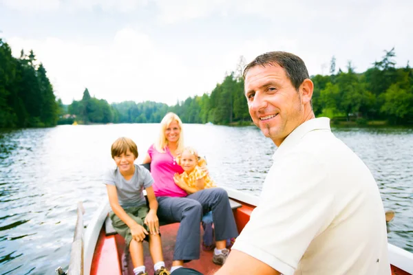 Famiglia godendo di una gita in barca — Foto Stock